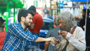 নতুন টাকা হাতে ভিক্ষুকের মুখে আনন্দের ঝলক