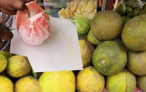 সবুজ জাম্বুরা ও লালচে ভেতরের অংশসহ জাম্বুরা ফল